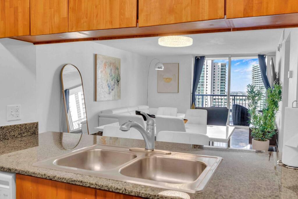 Iconic High Floor 3 Bedrooms In The Heart Of Miami Exterior photo